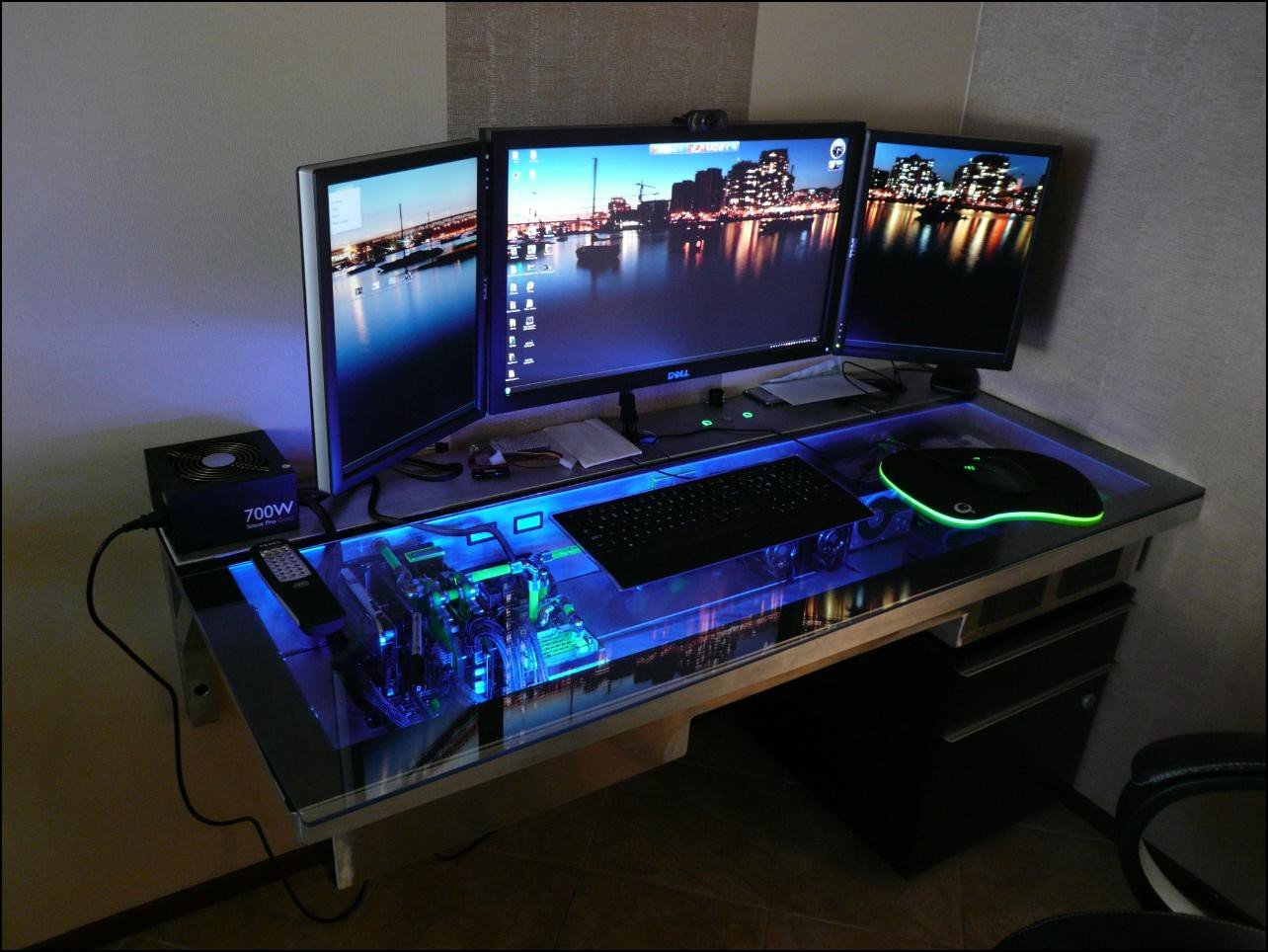 Продвинутый пк. Игровой стол Razer. Крутой компьютер. Крутой компьютерный стол. Игровой компьютер.