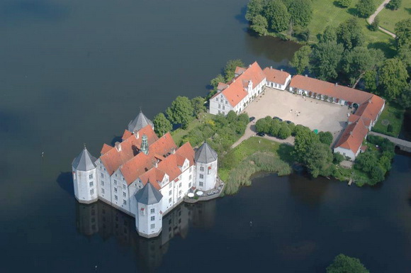 12 величественных замков на воде