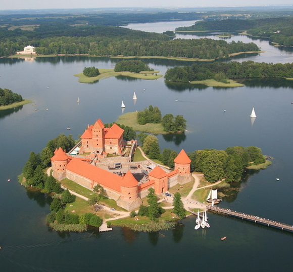 12 величественных замков на воде