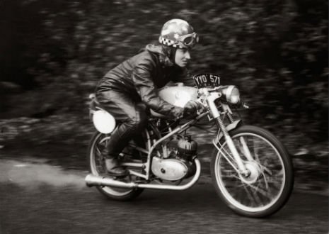Винтажные фотографии роковых красавиц и их гоночных мотоциклов