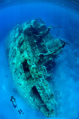 Фотограф снял затонувшие корабли по всему миру