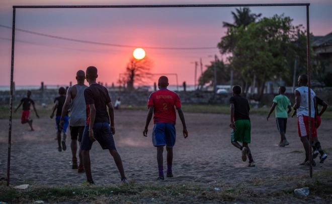 Заброшенная гостиница в Мозамбике стала домом для 3500 человек