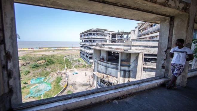 Заброшенная гостиница в Мозамбике стала домом для 3500 человек