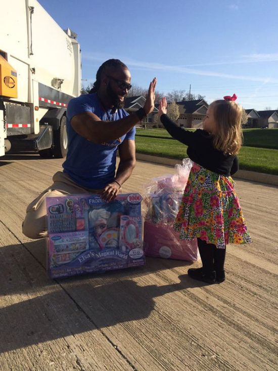 Водитель мусоровоза поздравил добрую девочку с Днем рождения
