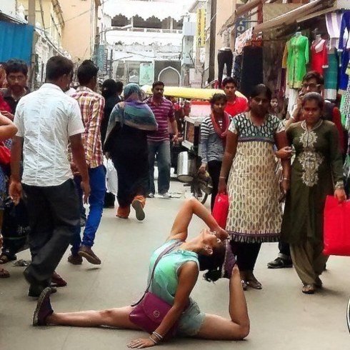 Инструктор по йоге из Индии и асаны в самых неожиданных местах