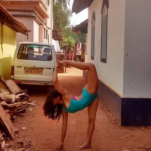 Инструктор по йоге из Индии и асаны в самых неожиданных местах