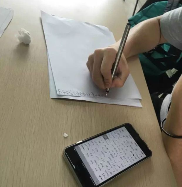 В Китае профессор заставил студентов написать от руки тысячу эмотиконов