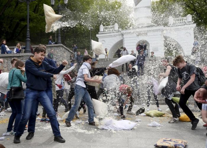Масштабный бой подушками в Киеве