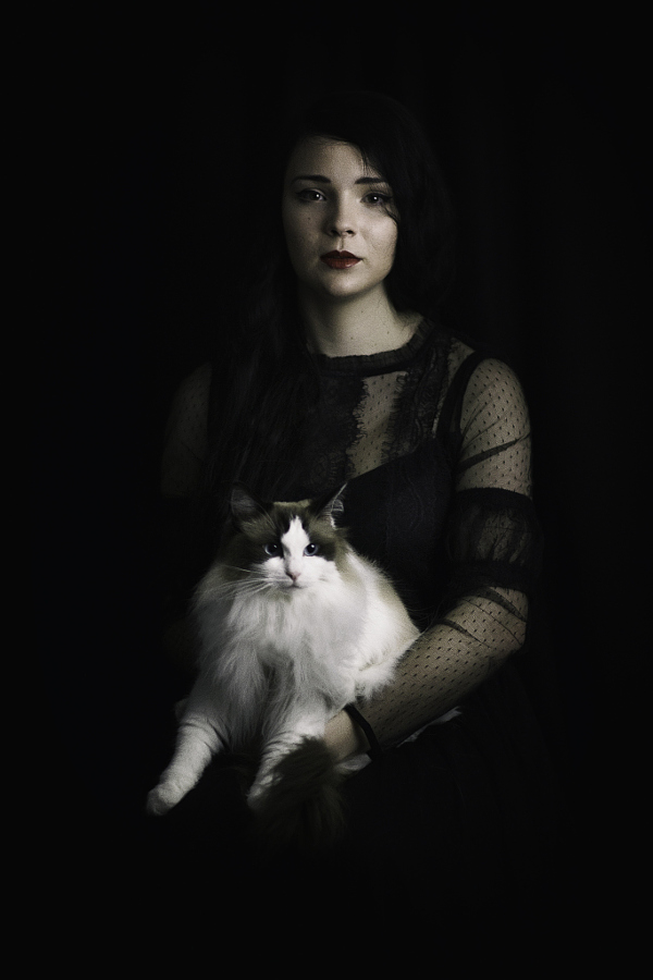 Портреты девушек с кошками, словно из другой эпохи