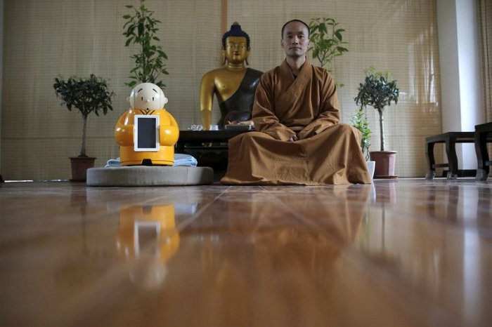 Робот-монах в буддийском храме