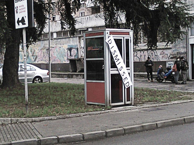 Художник TokTok разбавляет скуку городских пейзажей забавными элементами