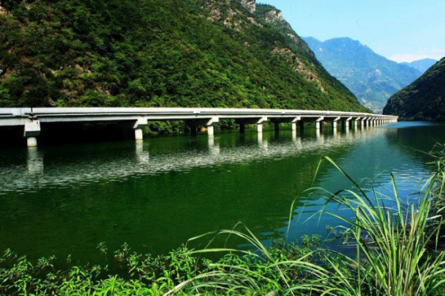 В Китае построили мост в русле реки