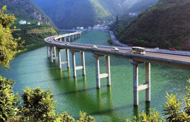 В Китае построили мост в русле реки