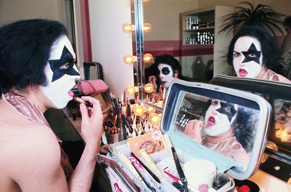 Участники группы Kiss наносят свой знаменитый грим