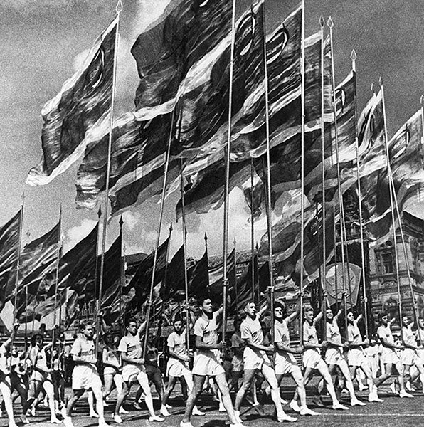 Советская хроника празднования Первомая за 66 лет