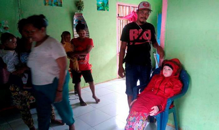 В Индонезии деревенские жители приняли резиновую куклу за падшего ангела