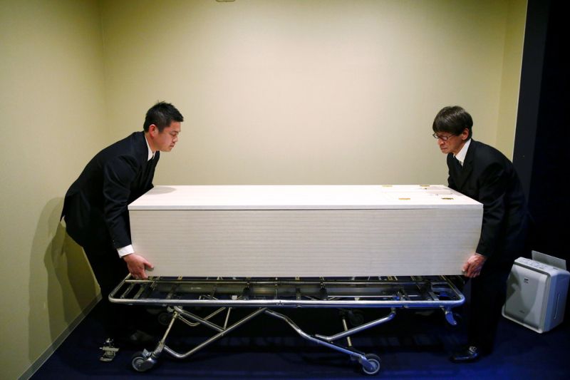 В Японии мертвецов селят в номера с кондиционерами