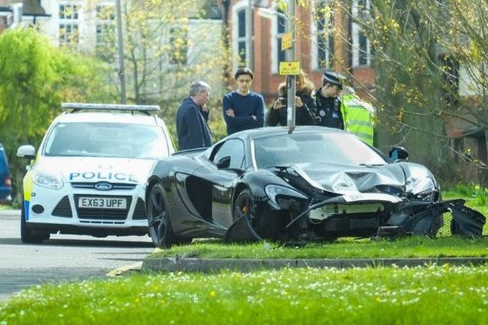 Хозяин McLaren 650S Spider разбил его спустя 10 минут после покупки