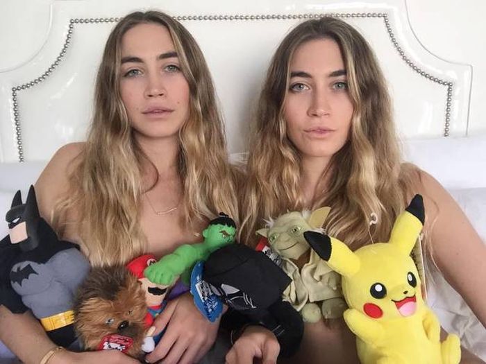 Сестры-близнецы делают сексуальные фото с игрушками, а потом продают их