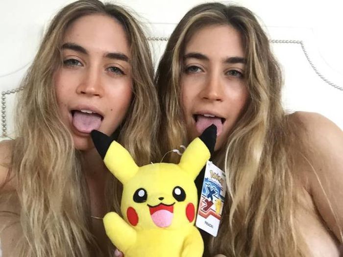 Сестры-близнецы делают сексуальные фото с игрушками, а потом продают их