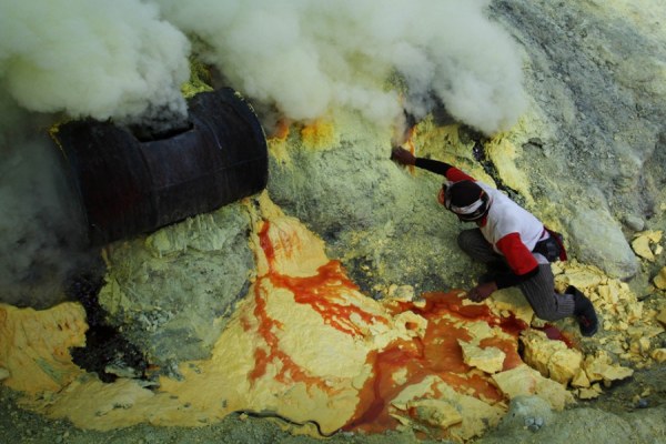 Как добывают серу у вулкана Кава Иджен