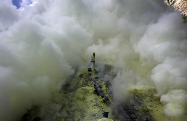 Как добывают серу у вулкана Кава Иджен