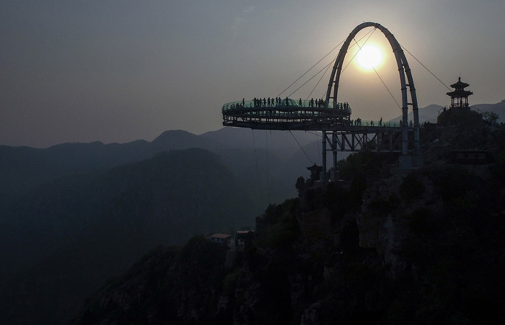 Стеклянная смотровая площадка на высоте 400 метров в Китае