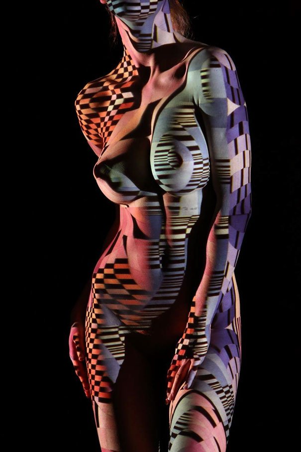 Сюрреалистические фотографии женского тела в одеянии из света и тени