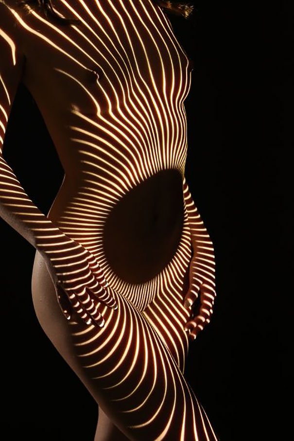Сюрреалистические фотографии женского тела в одеянии из света и тени