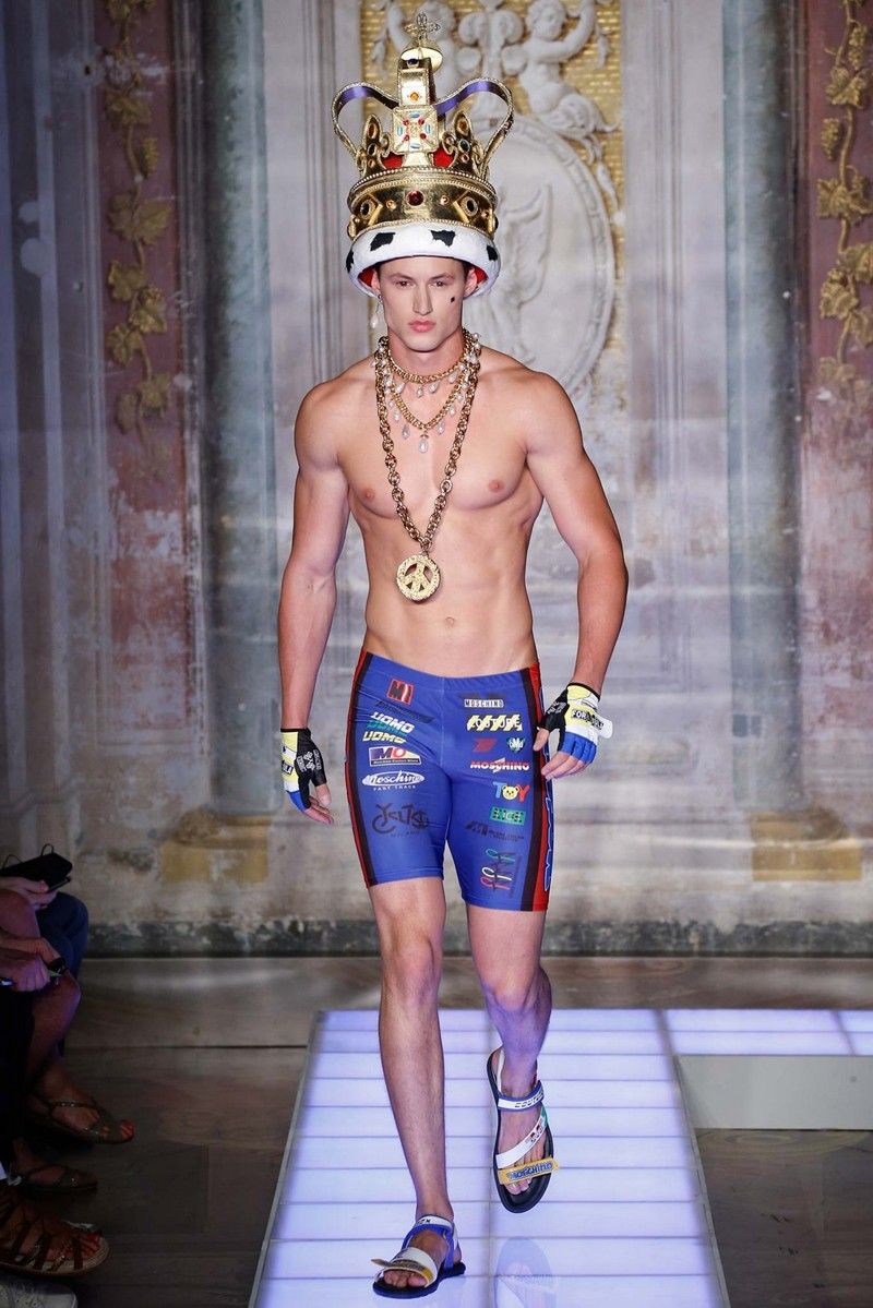 Коллекция летней мужской одежды Moschino для настоящих модников