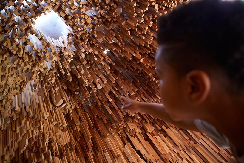 Инсталляция из 10000 брусков различных деревьев