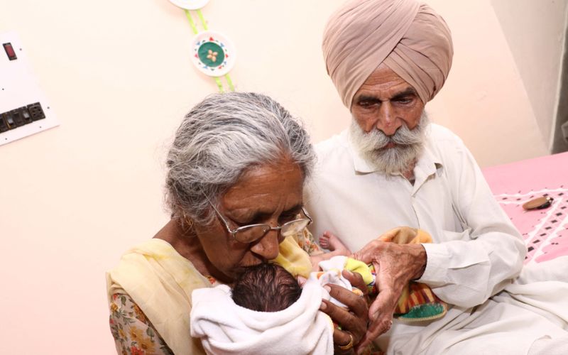 Индийская старушка родила первенца в 72 года