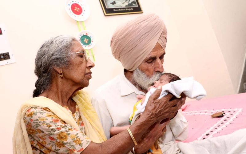 Индийская старушка родила первенца в 72 года