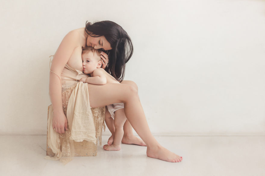 Серия снимков кормящих грудью матерей