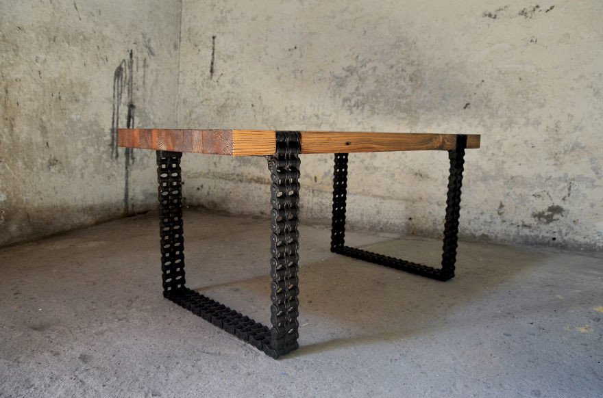 Стильный кофейный столик из ржавой цепи и старых досок