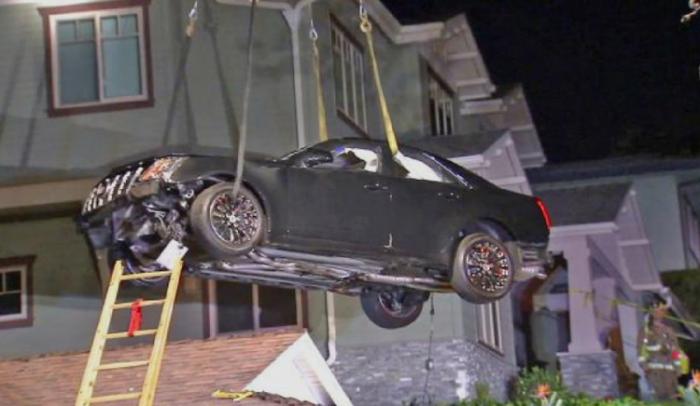 Водитель посадил авто на крышу соседского дома