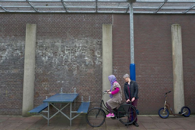 Голландские тюрьмы стали домом для беженцев