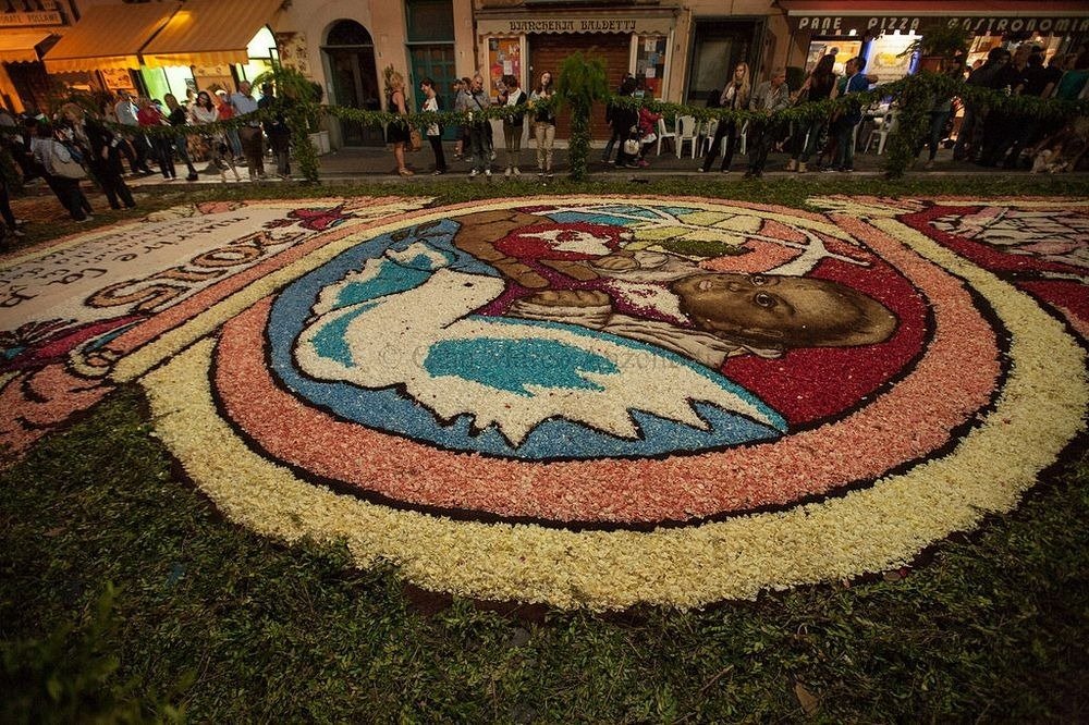 Цветочные ковры на фестивале Infiorata в Италии