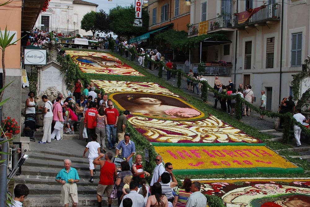 Цветочные ковры на фестивале Infiorata в Италии