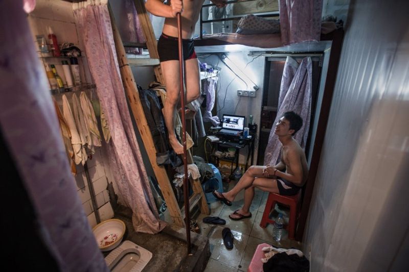 Особенности китайской квартиры: душ, туалет и спальня в одной комнате