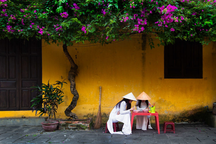 Красота вьетнамских женщин в традиционном костюме аозай