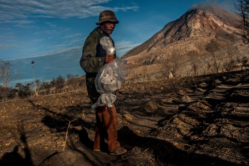Последствия извержения вулкана в Индонезии