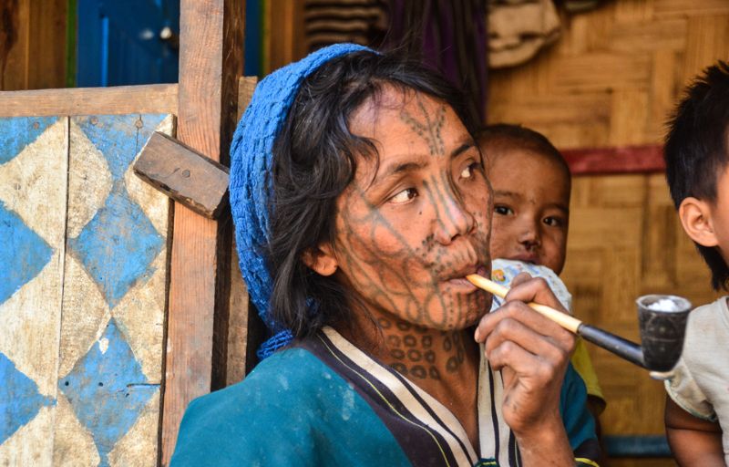 Татуированные лица женщин Мьянмы