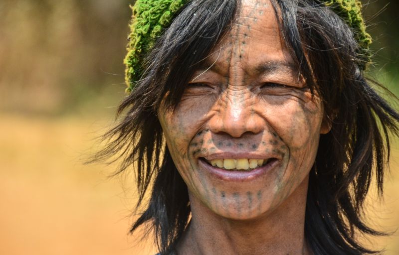 Татуированные лица женщин Мьянмы