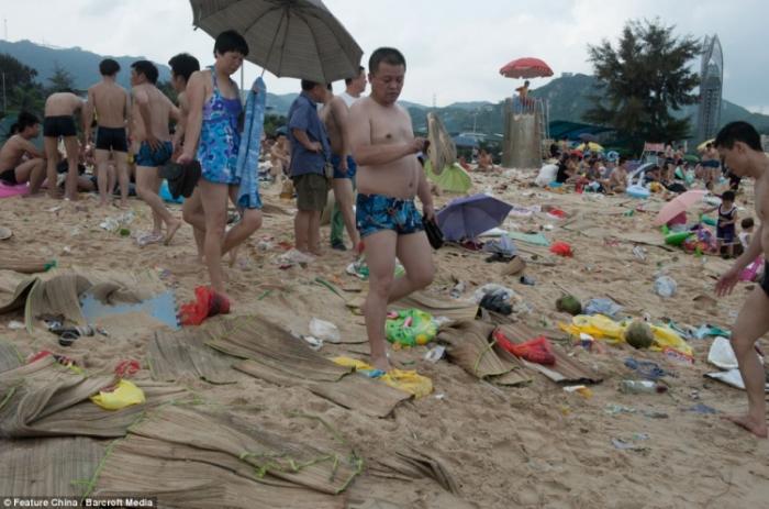 Китайский пляж после праздника лодок-драконов