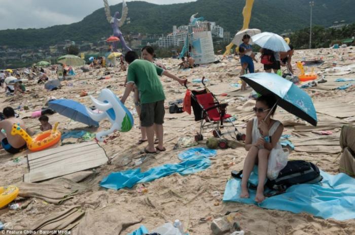 Китайский пляж после праздника лодок-драконов