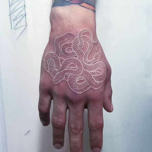 Необычные черно-белые татуировки со змеями от Мирко Саты