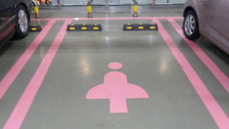 Китайцы вводят парковочные места для женщин