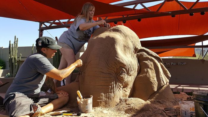Песчаная скульптура: слон и мышь играют в шахматы