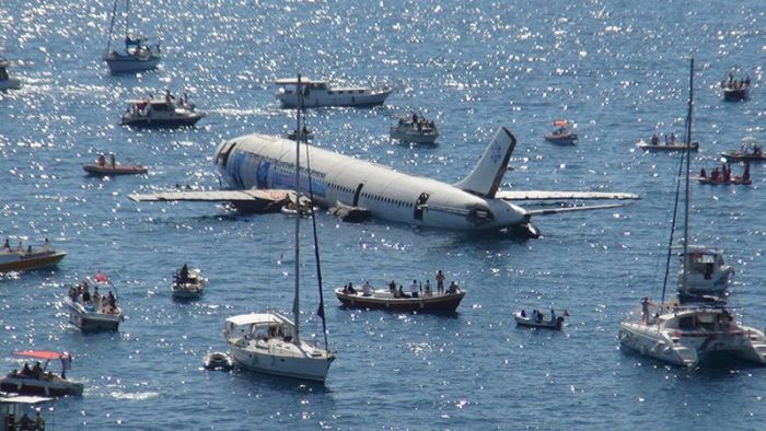 На турецком курорте затопили самолет Airbus A300 для привлечения туристов
